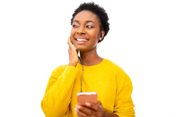 Portrait Beautiful Smiling Young African American Woman Mobile Phone Earphones — Foto Stock