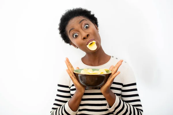 Portrait Young African American Woman Holding Bowl Chips Mouth — Foto Stock