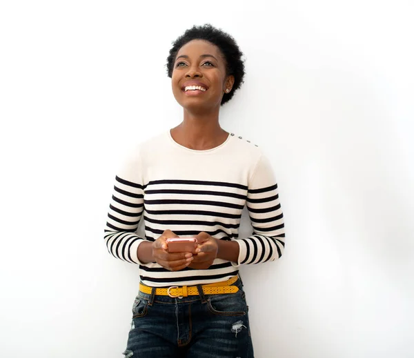 Retrato Feliz Joven Afroamericana Mujer Sosteniendo Teléfono Celular Por Fondo — Foto de Stock