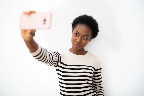 Retrato Hermosa Joven Afroamericana Con Teléfono Móvil Tomando Selfie Por — Foto de Stock