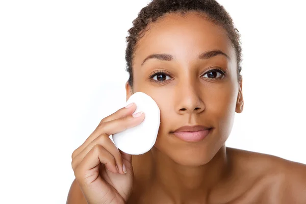 Hermosa mujer negra quitando maquillaje —  Fotos de Stock