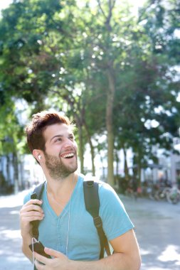 seyahat çanta ve cep telefonu ile gülen adam