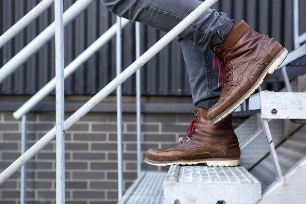 Manliga promenader nere — Stockfoto