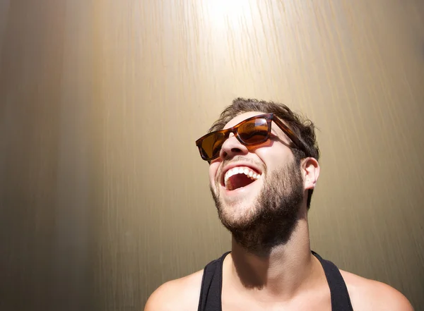Cheerful young man laughing with sunglasses — Stock Photo, Image