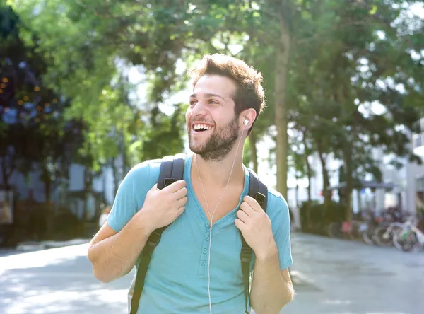 Felice giovane uomo che viaggia con lo zaino — Foto Stock