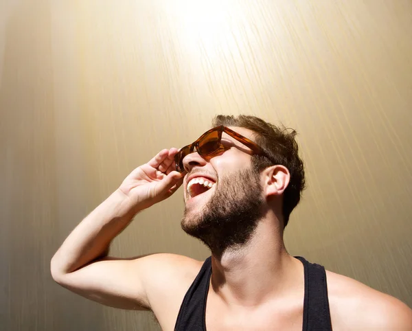Όμορφος νεαρός άνδρας, γελώντας με γυαλιά ηλίου Telifsiz Stok Fotoğraflar