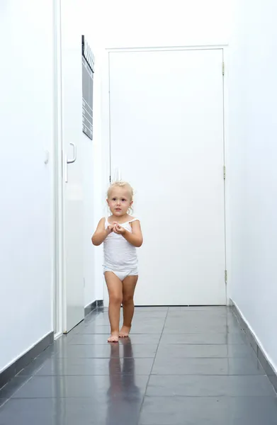 Meisje van de baby wandelen in gang thuis — Stockfoto