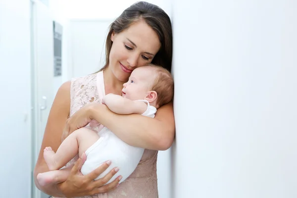 Madre amorevole che tiene in braccio il bambino appena nato — Foto Stock