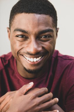 Yakından bir portre, gülümseyen yakışıklı siyah adam. 