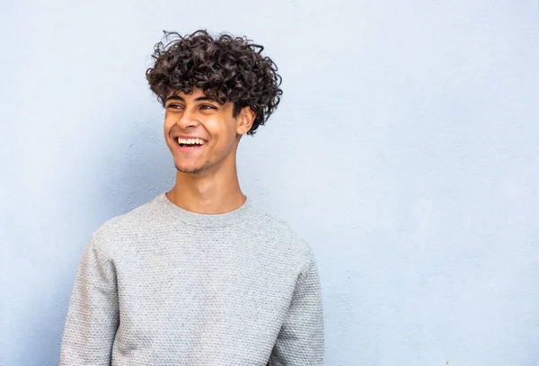 肖像画笑顔若い北アフリカ人男性によって青の背景 — ストック写真