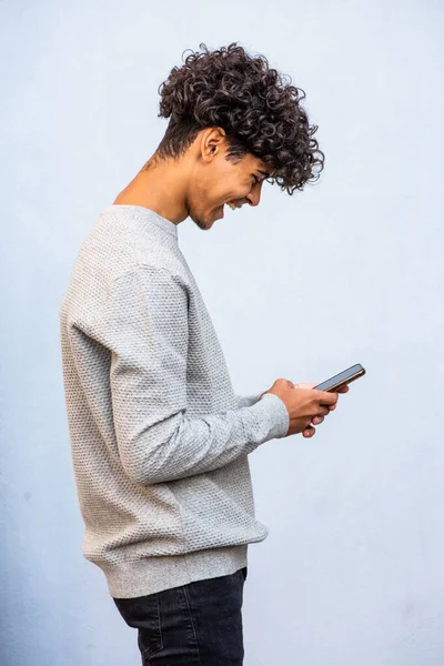 プロフィール肖像画若い北アフリカ人男性見ます携帯電話と笑い — ストック写真
