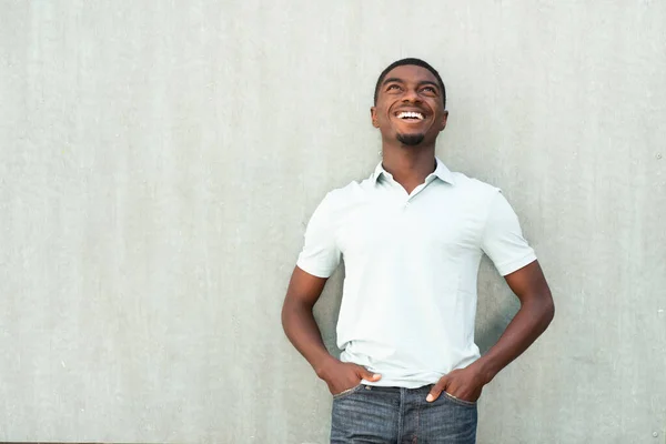 Retrato Feliz Joven Afroamericano Pie Por Pared Mirando Hacia Arriba —  Fotos de Stock