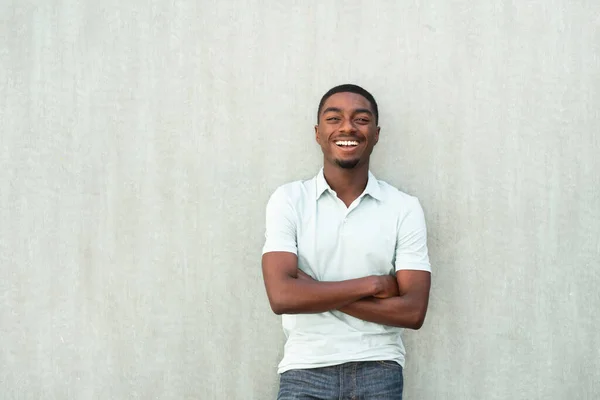Retrato Joven Afroamericano Sonriendo Con Los Brazos Cruzados Contra Pared — Foto de Stock