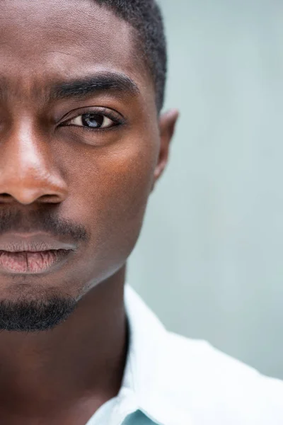 クローズアップポートレートハンサムな半分顔アフリカ系アメリカ人男性 — ストック写真