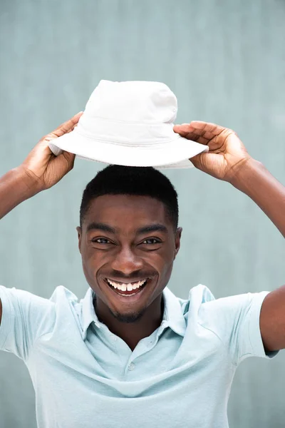 Κοντινό Πορτρέτο Χαρούμενος Νεαρός Αφροαμερικάνος Γελώντας Κρατώντας Καπέλο Πάνω Από — Φωτογραφία Αρχείου