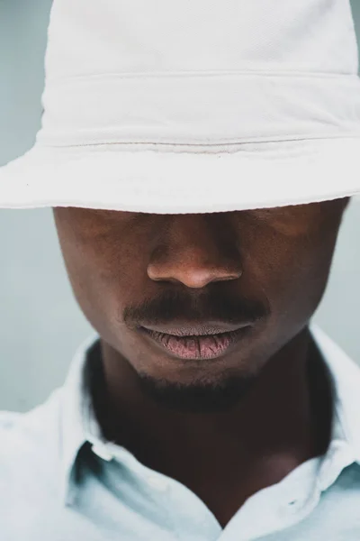Close Portrait Serious Young African American Man Posing Hat Covering — Stockfoto