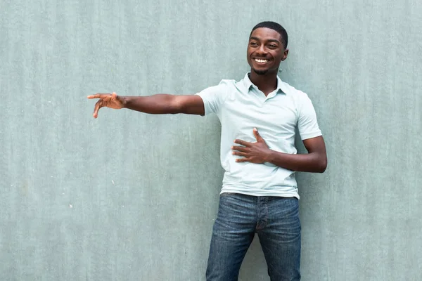 Retrato Alegre Joven Afroamericano Riendo Con Mano Señalando —  Fotos de Stock