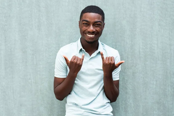 Retrato Feliz Afroamericano Sonriendo Con Colgar Señal Mano Suelta — Foto de Stock