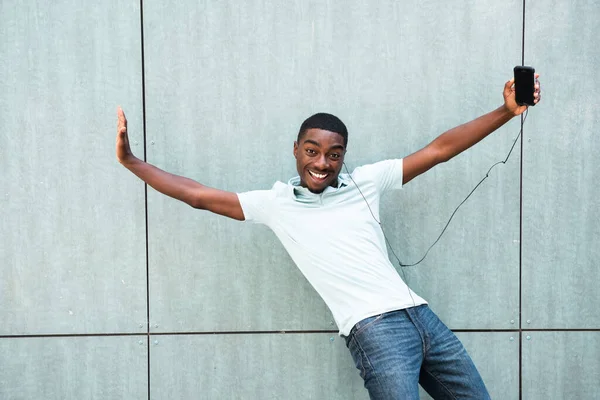 Retrato Hombre Afroamericano Feliz Sosteniendo Teléfono Móvil Escuchando Música — Foto de Stock