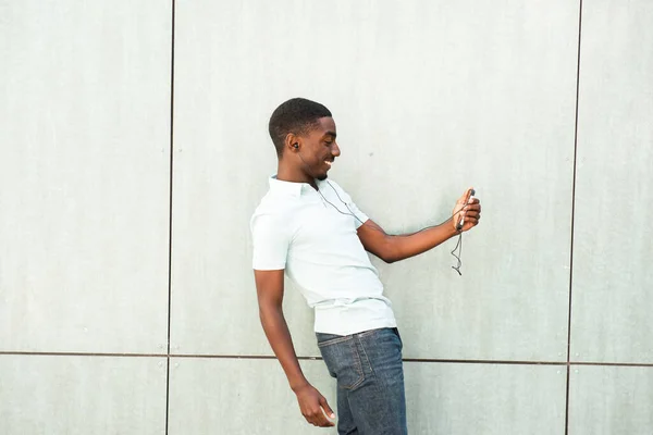 Side Portrait Happy Young African American Man Holding Mobile Phone — Stockfoto