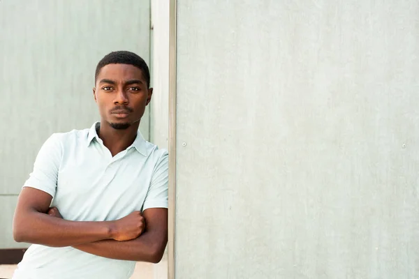 Portrait Serious Young African American Man Leaning Wall Arms Crossed — Photo