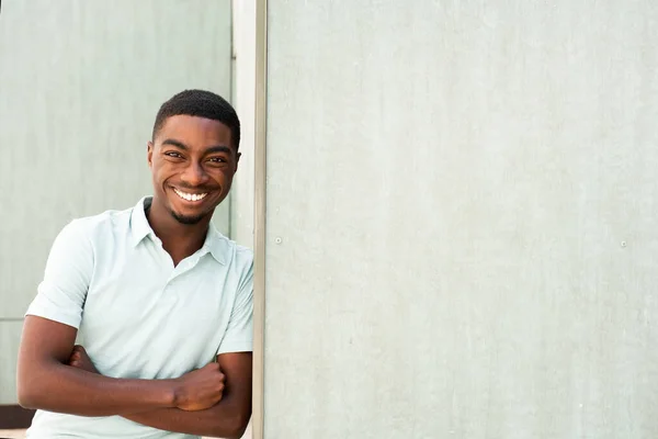 Retrato Sonriente Joven Negro Apoyado Contra Pared Con Los Brazos — Foto de Stock