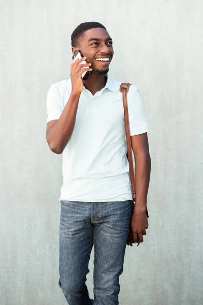 Portrait Smiling Young Black Man Bag Talking Mobile Phone — Stock Photo, Image