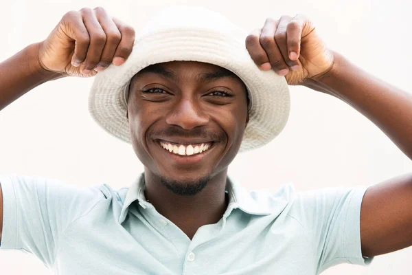 閉じる上のポートレート笑顔若いアフリカ系アメリカ人男性ホールディング帽子 — ストック写真