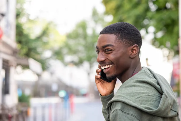 Close Side Portrait Smiling Young Black Man Talking Cellphone — Stok fotoğraf