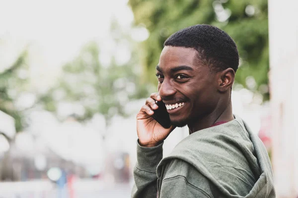 Primer Plano Retrato Sonriendo Joven Espalda Chico Hablando Con Teléfono — Foto de Stock