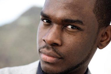 Yakından bakan yakışıklı zenci portresi.