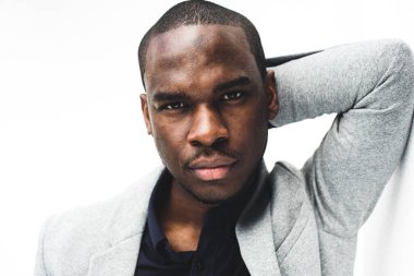 Yakışıklı Afro-Amerikan 'ın portresi. Duvara yaslanmış, başı arkasında.