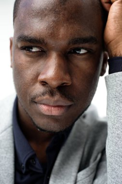 Ciddi bir Afrikalı Amerikalının portresi. 