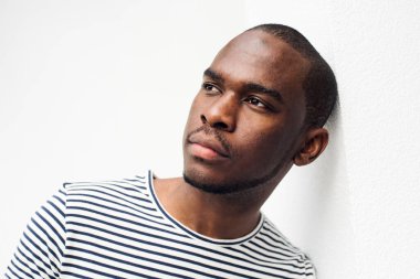 Yakından bakınca çizgili gömlekli Afro-Amerikan bir adam görünüyor. 