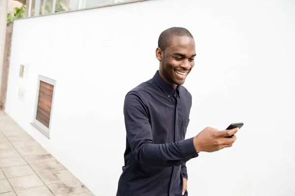 Retrato Homem Americano Africano Feliz Olhando Para Telefone Móvel — Fotografia de Stock
