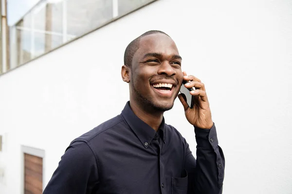 Detail Portrét Smějící Afroameričan Mluví Mobilním Telefonem Bílé Zdi — Stock fotografie