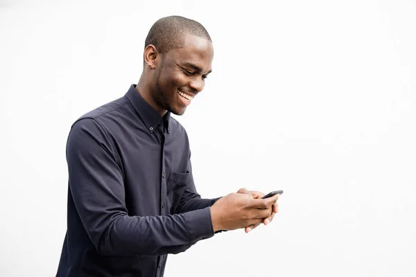 Retrato Lateral Homem Afro Americano Sorridente Usando Telefone Celular Por — Fotografia de Stock