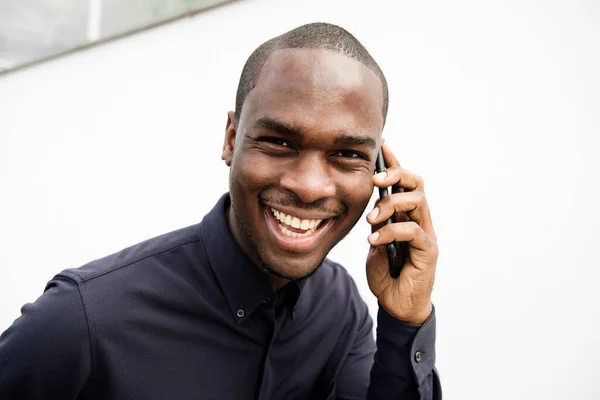 Närbild Porträtt Glad Afroamerikansk Man Skrattar Med Mobiltelefon Vit Bakgrund — Stockfoto
