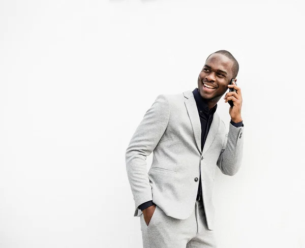 Portret Van Lachende Afro Amerikaanse Zakenman Gesprek Met Mobiele Telefoon — Stockfoto