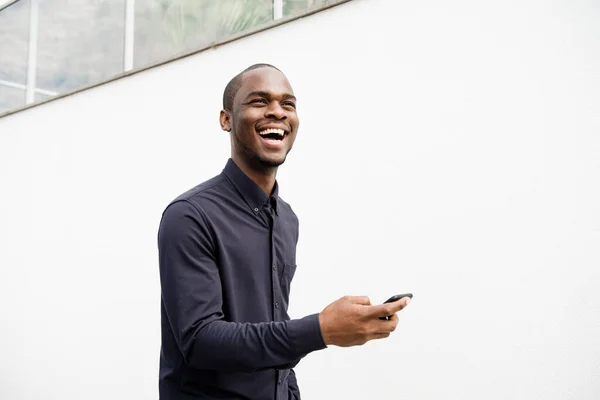 Porträtt Lycklig Afroamerikansk Man Med Mobiltelefon Vid Vit Vägg — Stockfoto