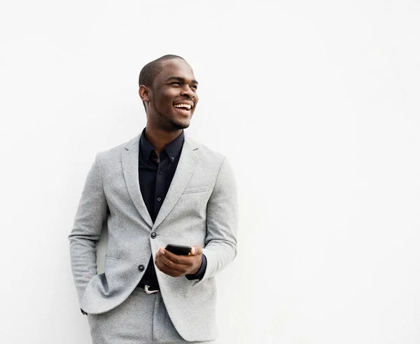 Retrato Empresário Afro Americano Rindo Segurando Celular Por Fundo Branco — Fotografia de Stock