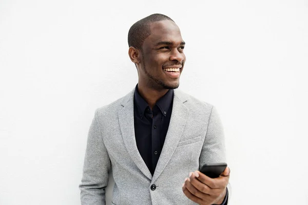 Close Portret Van Glimlachende Afro Amerikaanse Zakenman Met Mobiele Telefoon — Stockfoto