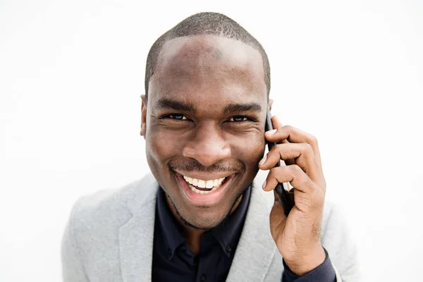 笑顔黒ビジネス男の肖像画ととともに携帯電話によって隔離された白い背景 — ストック写真