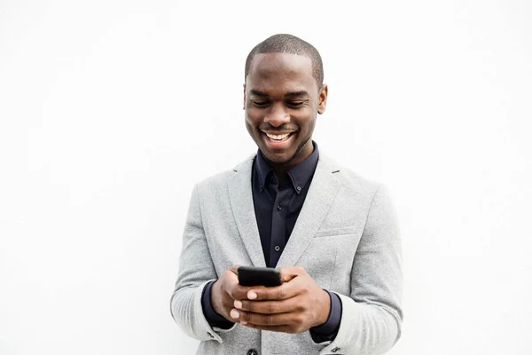 Portrét Usměvavý Černý Podnikatel Pomocí Mobilního Telefonu Izolované Bílé Pozadí — Stock fotografie