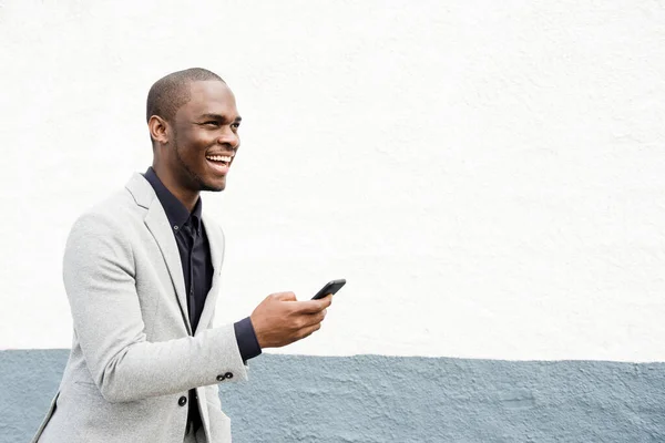 Boczny Portret Afro Amerykańskiego Biznesmena Spacerującego Telefonem Komórkowym Przy Białej — Zdjęcie stockowe