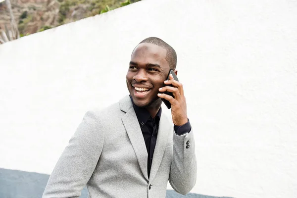 Πορτρέτο Του Χαμογελαστού Μαύρου Επιχειρηματία Μιλώντας Τηλέφωνο Έξω — Φωτογραφία Αρχείου