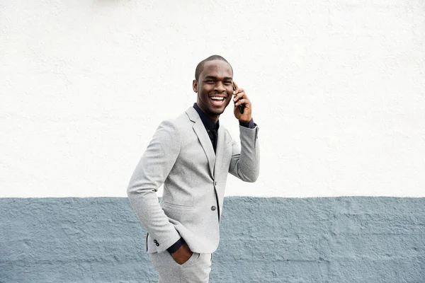 Retrato Lateral Del Feliz Hombre Negocios Afroamericano Hablando Con Teléfono —  Fotos de Stock