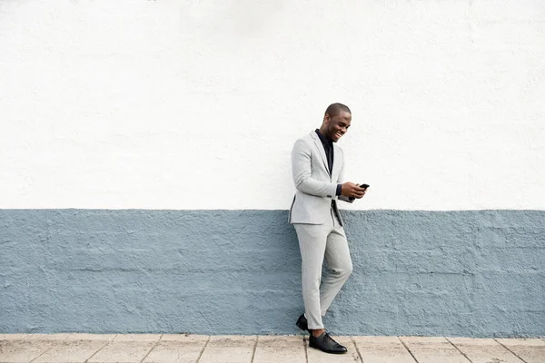 Ritratto Corpo Intero Uomo Affari Afro Americano Sorridente Appoggiato Muro — Foto Stock