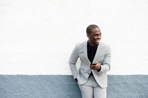 Retrato Homem Negócios Afro Americano Feliz Encostado Parede Com Celular — Fotografia de Stock