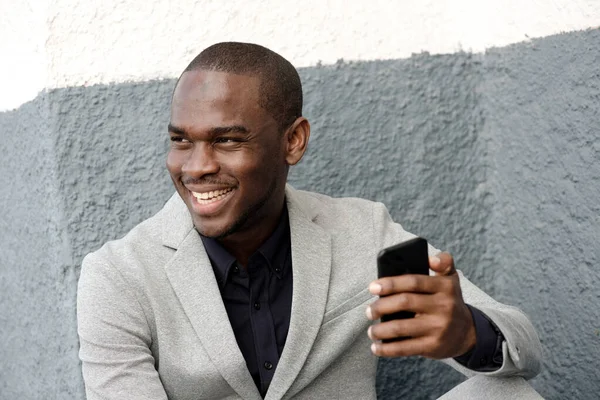 Närbild Porträtt Snygg Afrikansk Amerikansk Man Ler Och Använder Telefon — Stockfoto